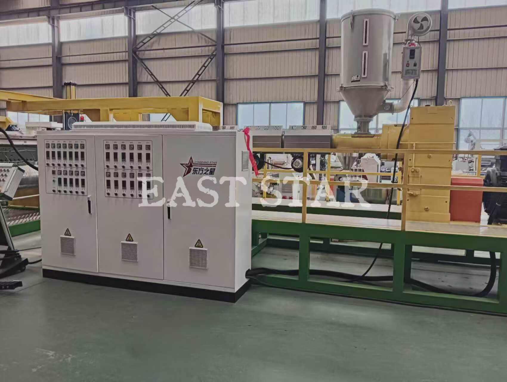 Революционна иновация! Qingdao EASTSTAR Нова 2,4-метрова линия за екструдиране на листове с лента за оборски тор успешно излезе от линията
