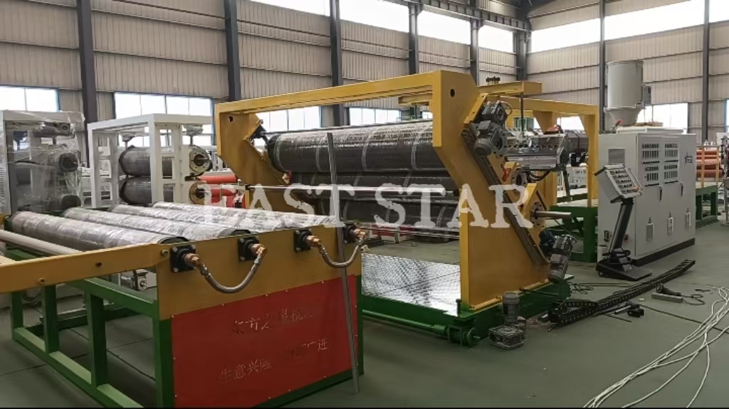 2,4-метрова производствена линия за ленти за оборски тор е инсталирана и готова за опаковане