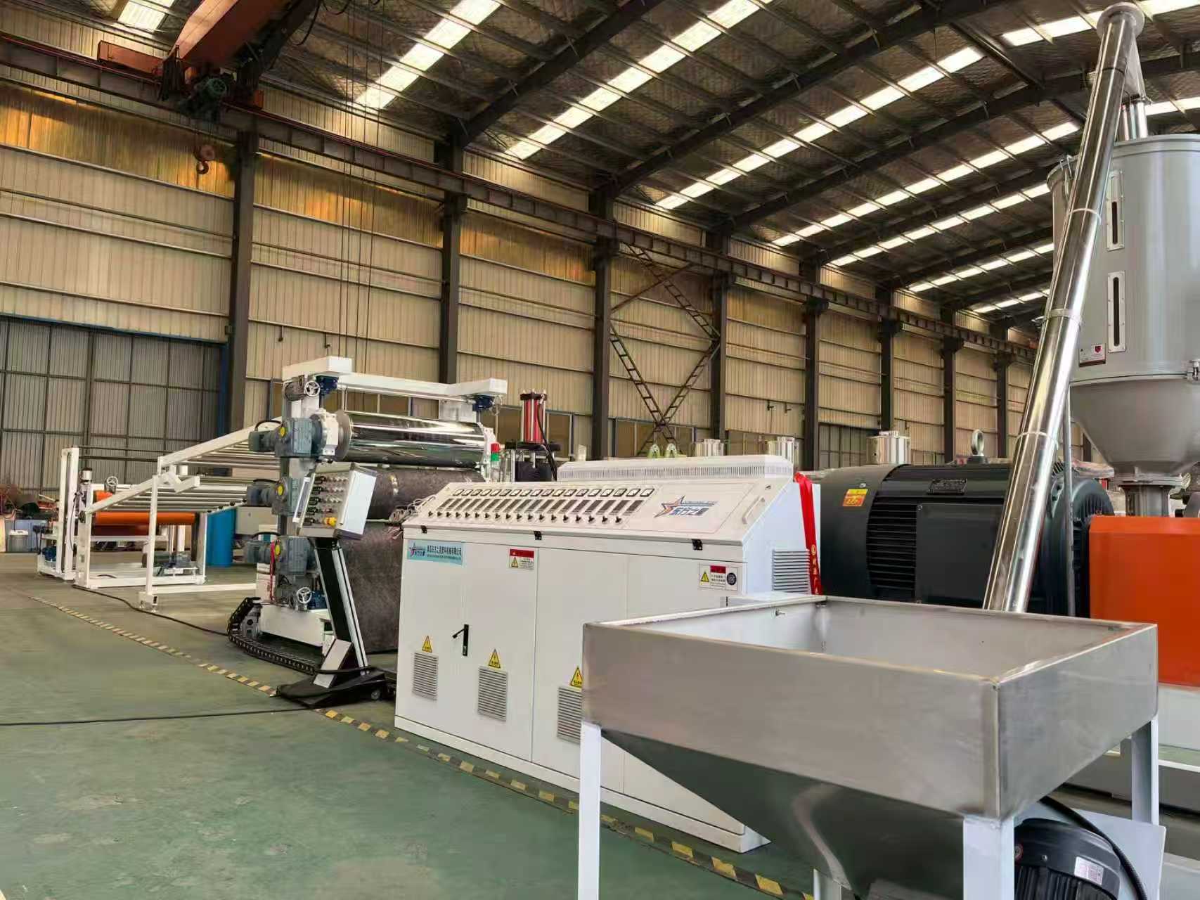 QINGDAO EASTSTAR приветства клиенти за инспекция на оборудването за TPE/TPV/TPU/TPR противоплъзгаща се постелка