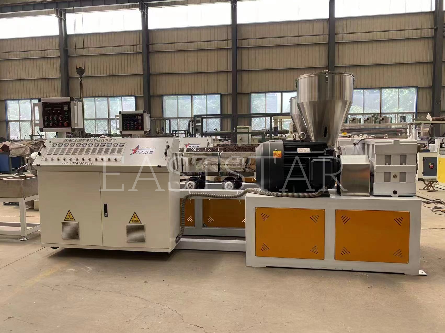 Нашият технически екип извършва прецизен монтаж на паралелния двушнеков гранулатор TSSK65 за наш арабски клиент