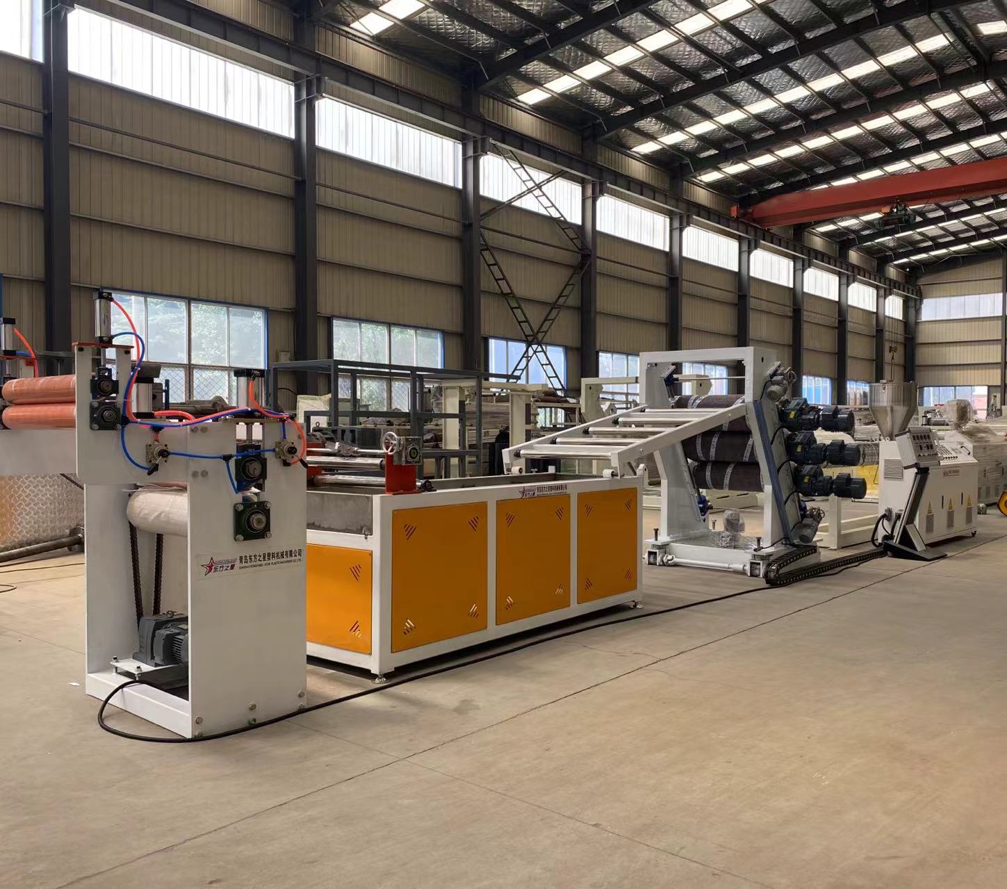 Професионалните PVC гъвкави решения за производствена линия за завеси за врати позволяват ефективно производство на промишлени завеси за врати