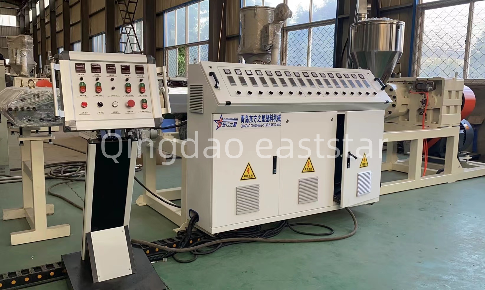 Как една професионална производствена линия за PE дренажни плоскости гарантира качеството на сградните дренажни системи?