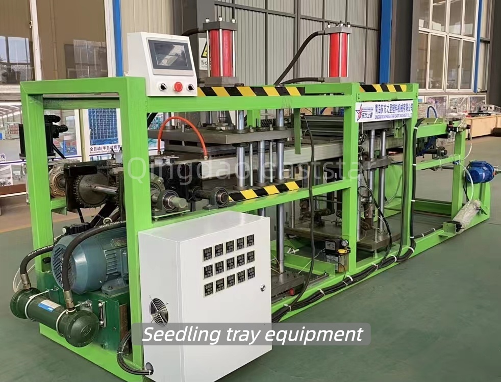 Индийски клиенти посещават табла за разсад и оборудване за контрол на корените, обсъждайки модерни решения за селскостопански засаждения