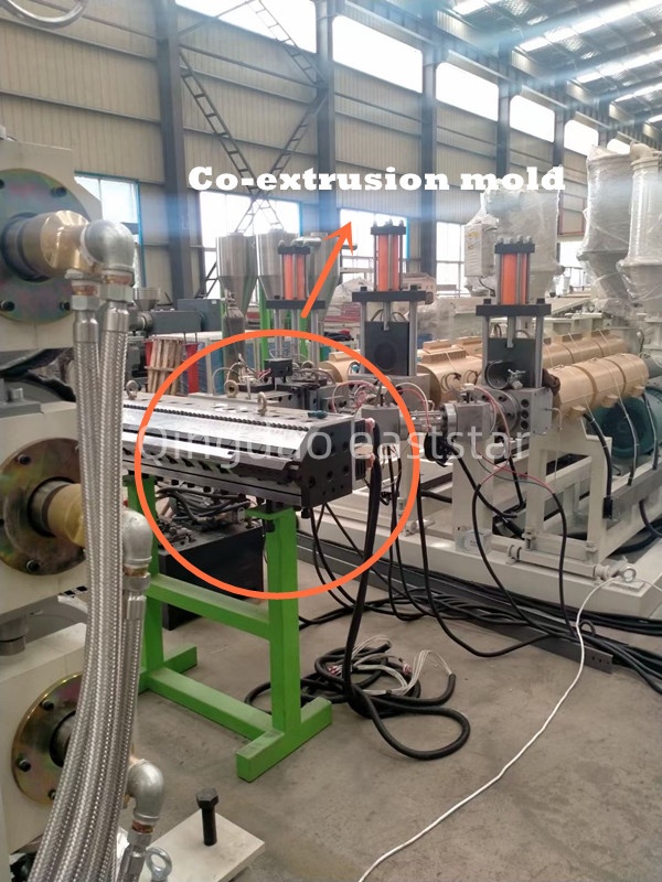 Професионална ABS многослойна производствена линия за съвместно екструдиране на листове позволява високопроизводително производство на композитни материали