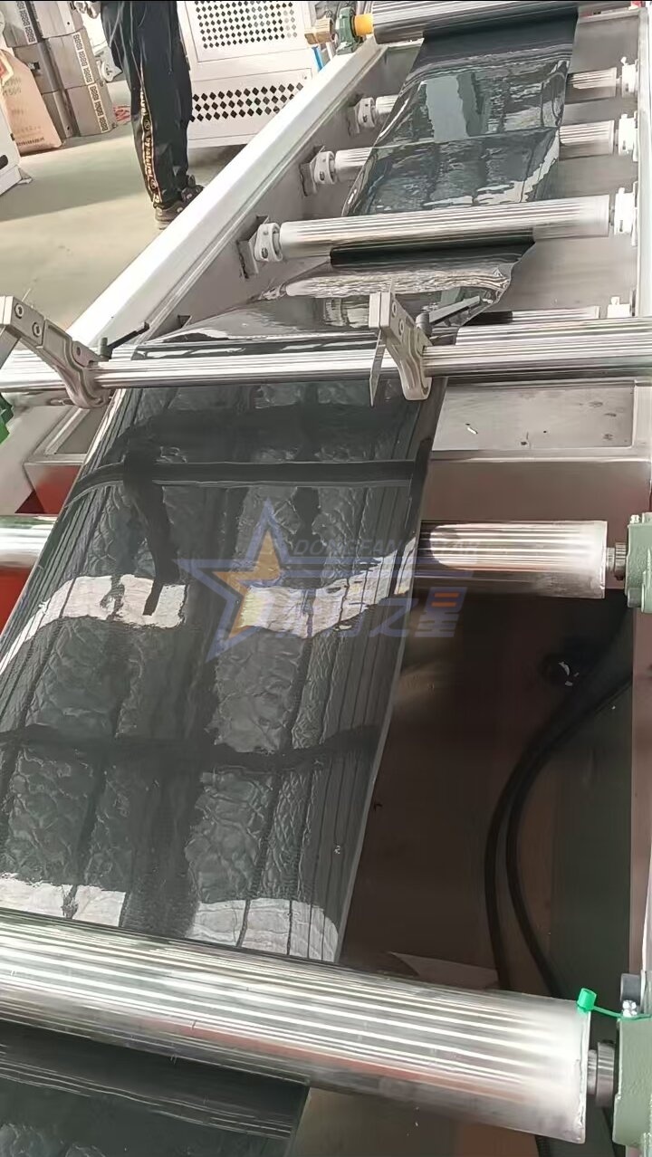 Клиент посещава фабриката EASTSTAR в Кингдао за пробно пускане на място на линия за производство на листове за тава за разсад от PP/PS